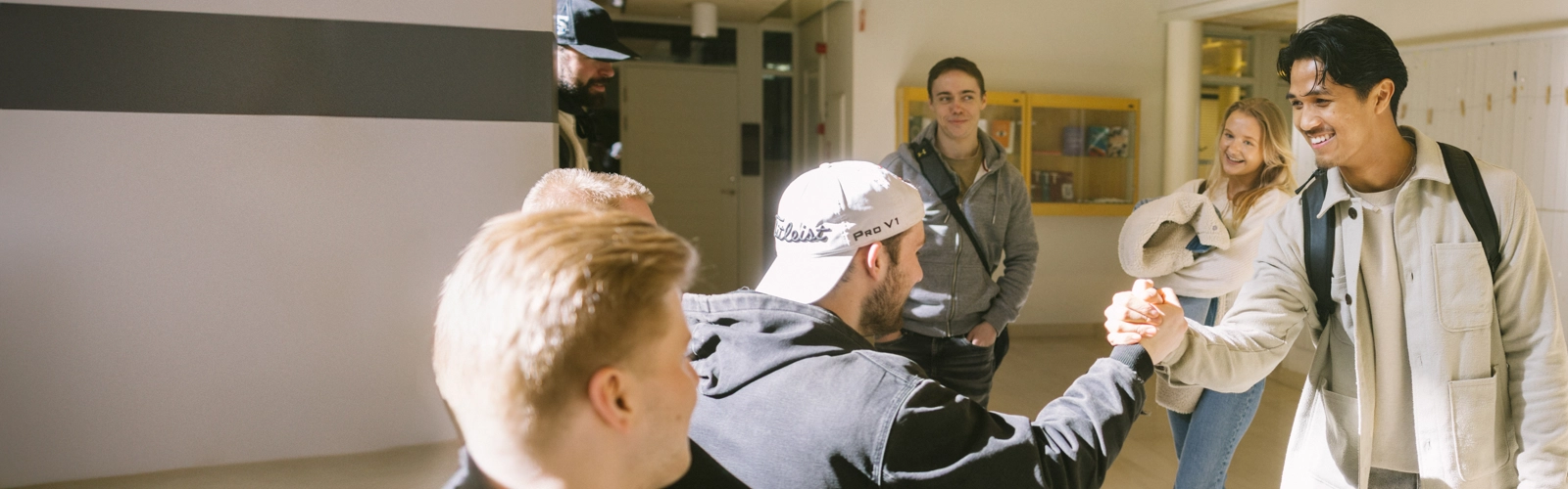 Umeå Universitet, Lärarhuset. Studenter väntar på att lektionen ska börja.