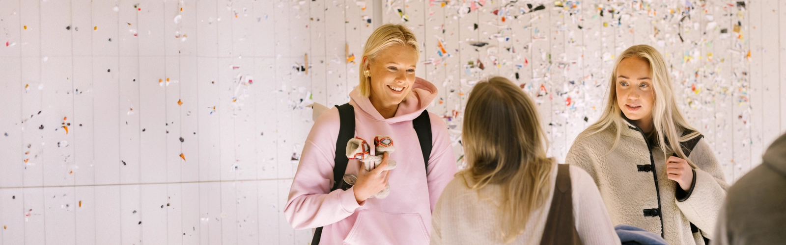 Umeå Universitet, Lärarhuset. Studenter väntar på att lektionen ska börja.