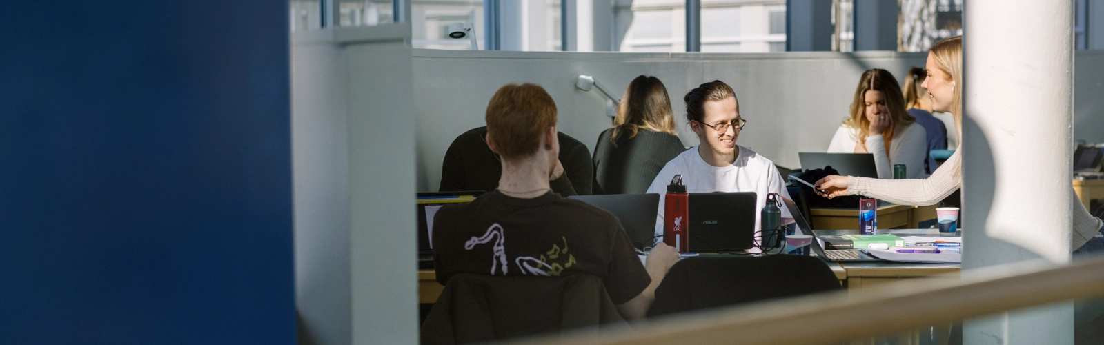 Umeå Universitet, Samhällsvetarhuset. Studenter pluggar.