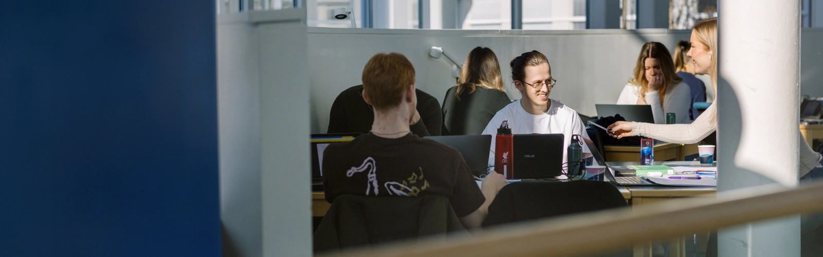 Umeå Universitet, Samhällsvetarhuset. Studenter pluggar.