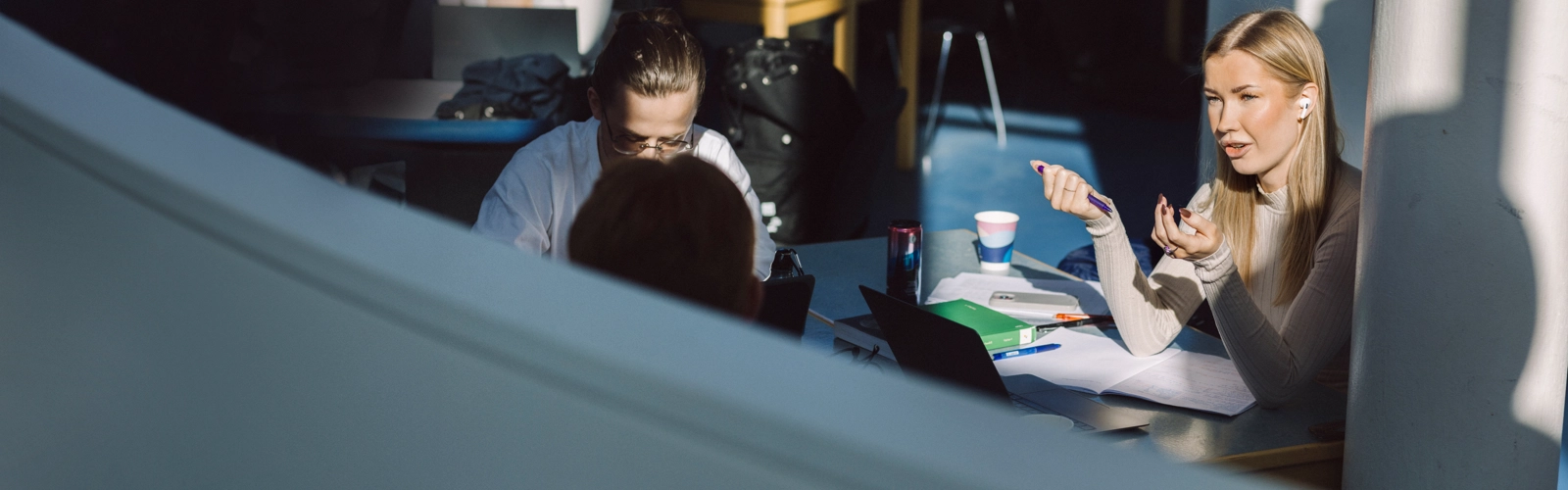 Umeå Universitet, Samhällsvetarhuset. Studenter pluggar.
