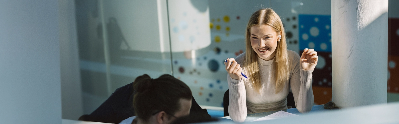 Umeå Universitet, Samhällsvetarhuset. Studenter pluggar.