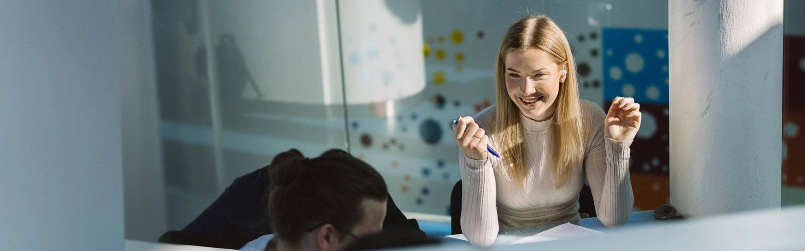 Umeå Universitet, Samhällsvetarhuset. Studenter pluggar.
