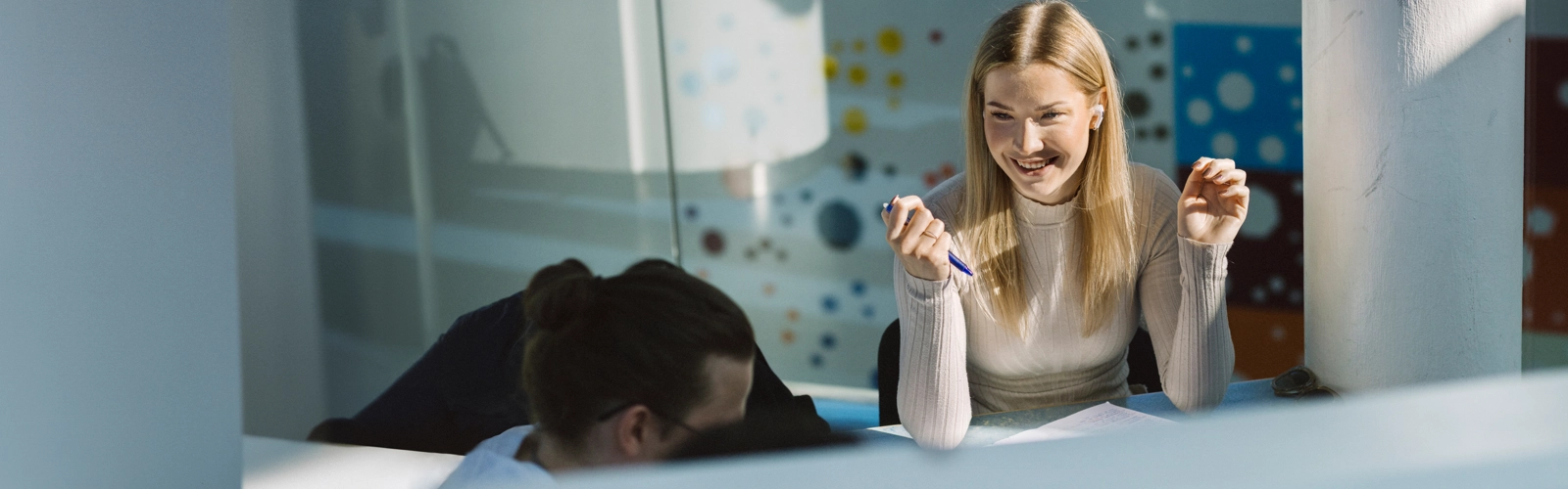 Umeå Universitet, Samhällsvetarhuset. Studenter pluggar.