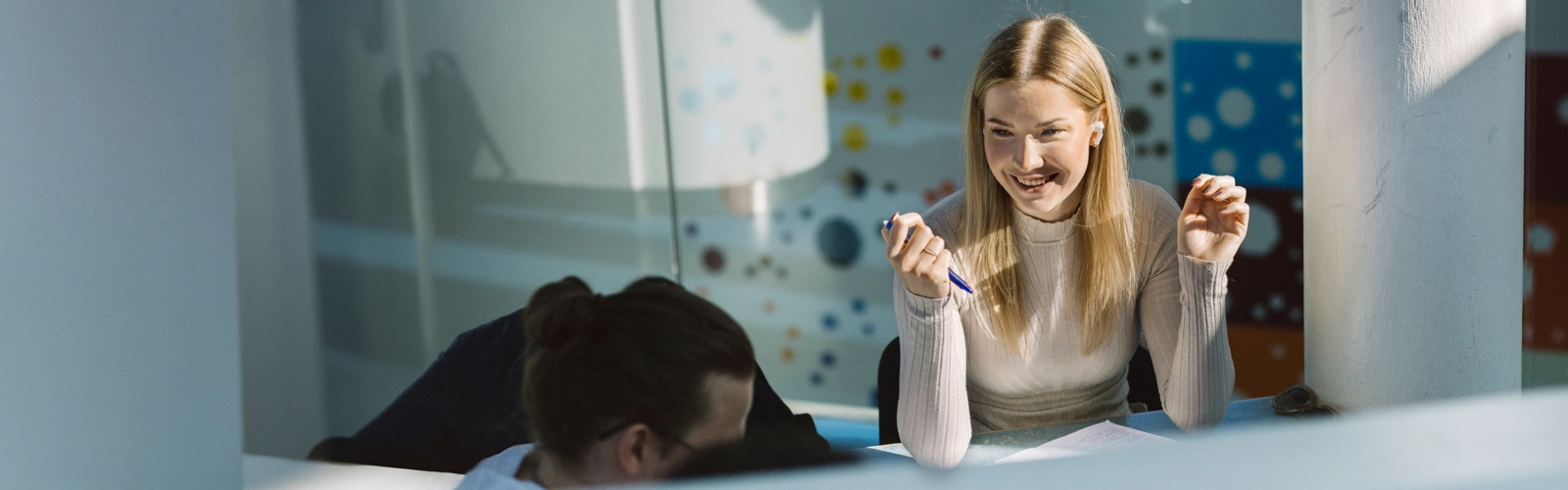 Umeå Universitet, Samhällsvetarhuset. Studenter pluggar.
