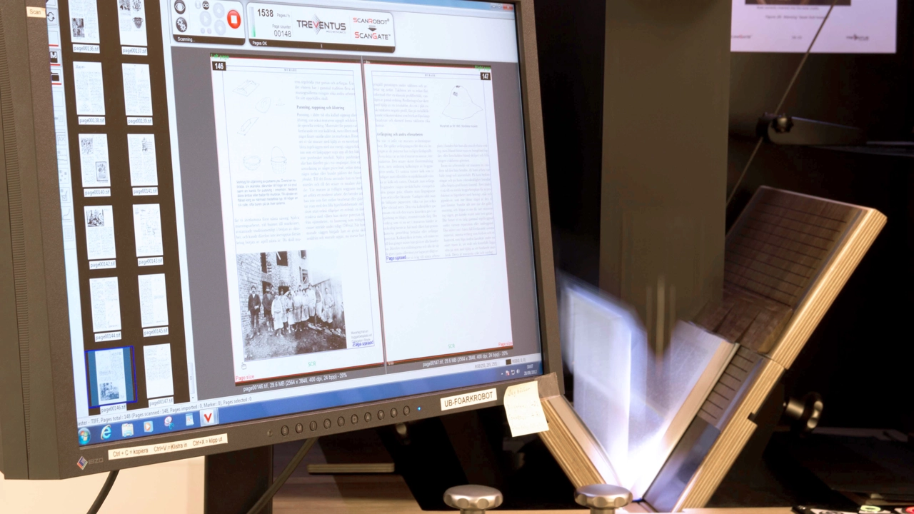 Digitaliseringsrobot som skannar in en bok