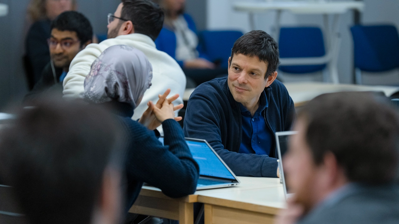 Två personer samtalar med varandra