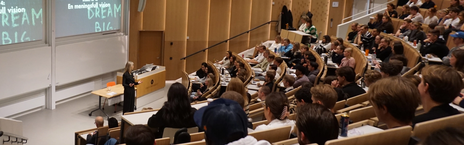En grupp människor som sitter i en föreläsningssal