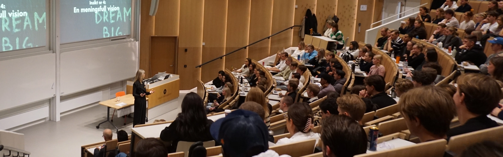 En grupp människor som sitter i en föreläsningssal