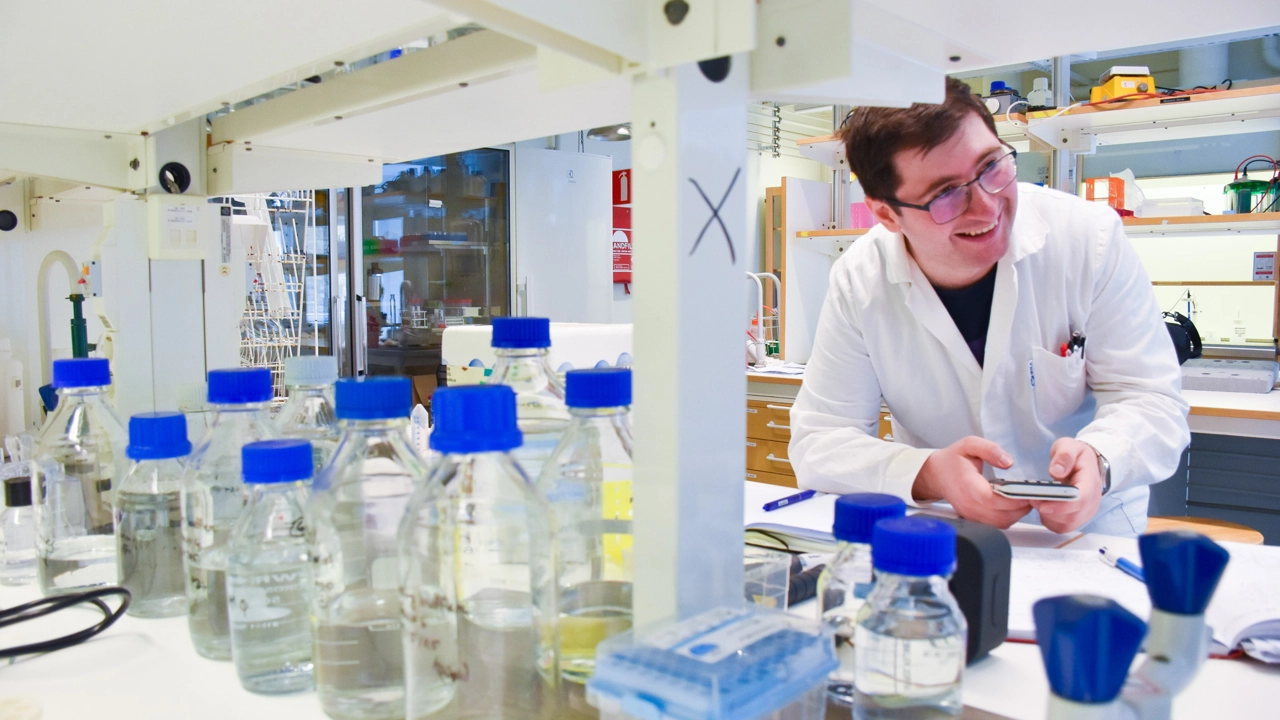 Bild på kemistudent under laboration