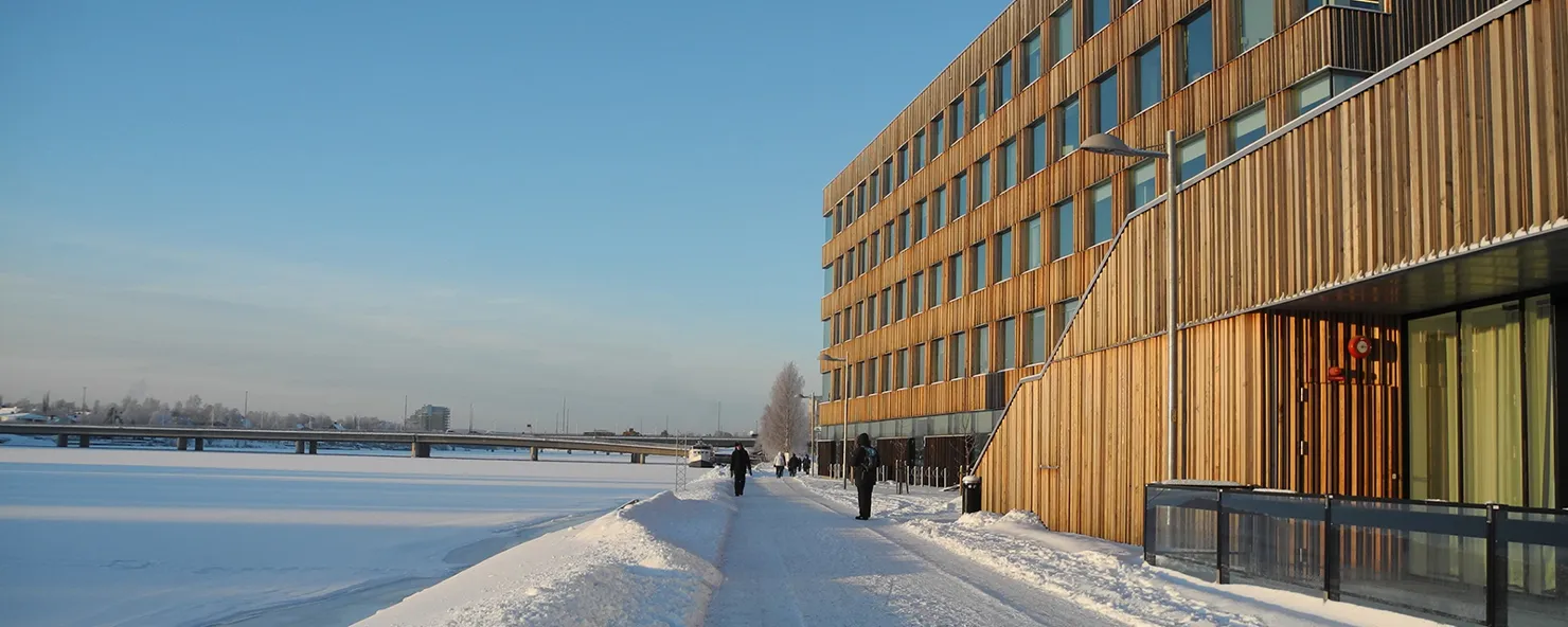 Konsthögskolans fasad med cykel i förgrunden.