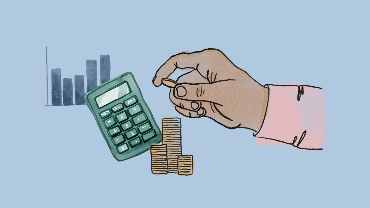 En hand staplar mynt på en myntstapel. En miniräknare och ett stapeldiagram syns.