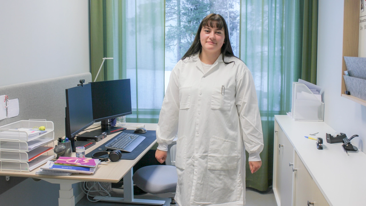 Bild på Eleonora Hedin stående i arbetsrummet på Nordic Biomarker i Umeå.