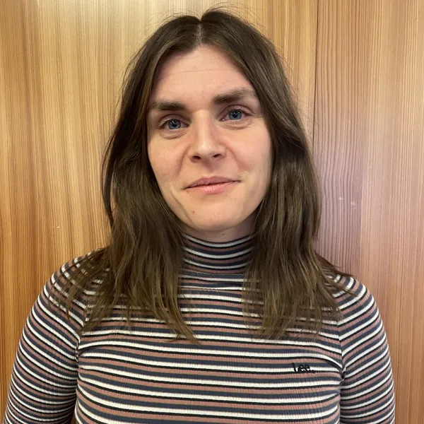 Elin Lindén stående mot en vägg.