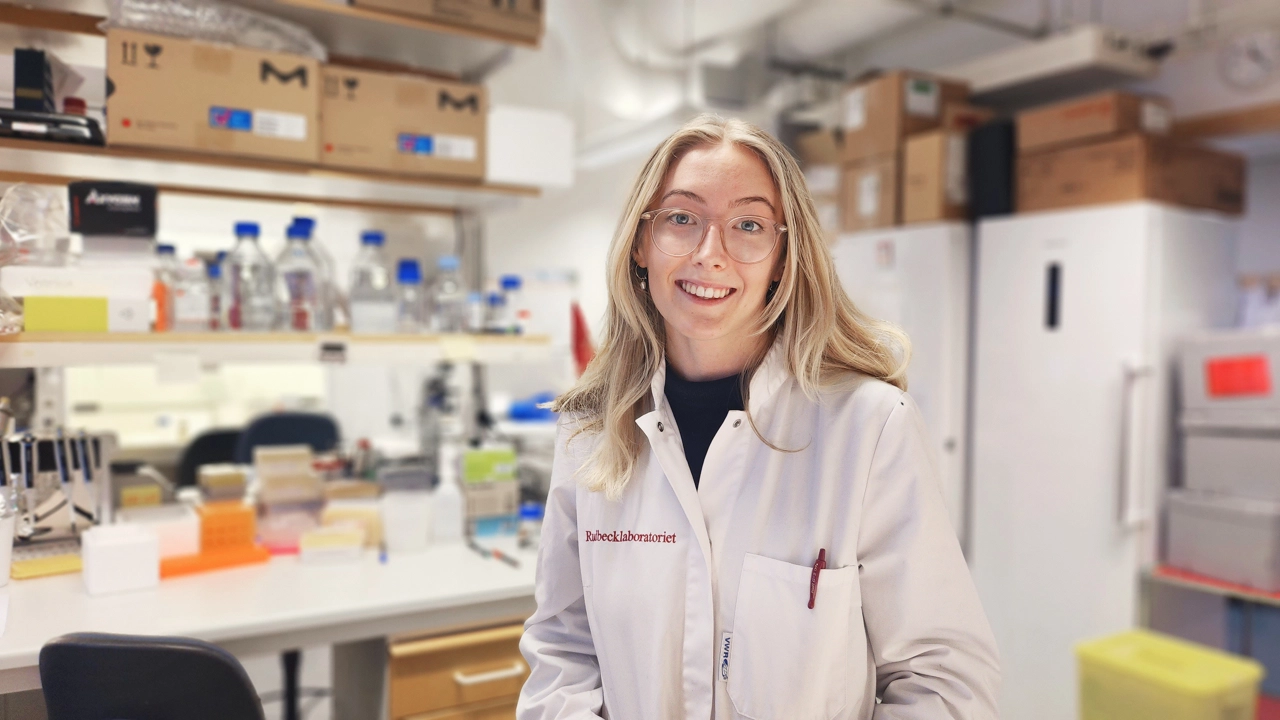 Bild på Elin Vikström stående i labbet