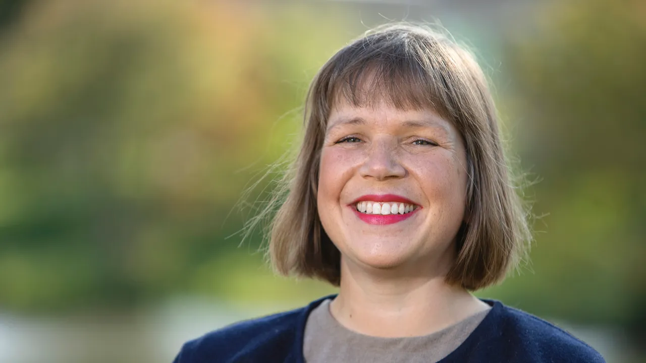 A picture of a woman in a green background
