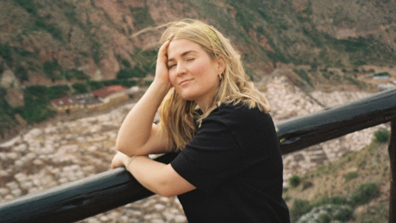 Porträttbild på Emelie Johansson. Natur i bakgrunden.