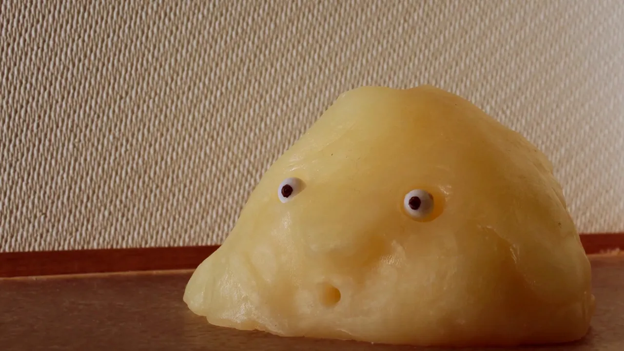 Oformlig figur i gult vax