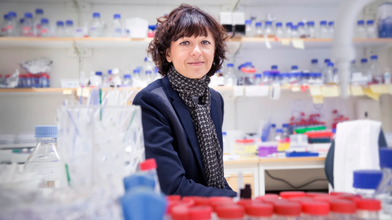 Photo of Emmanuelle Charpentier in the lab