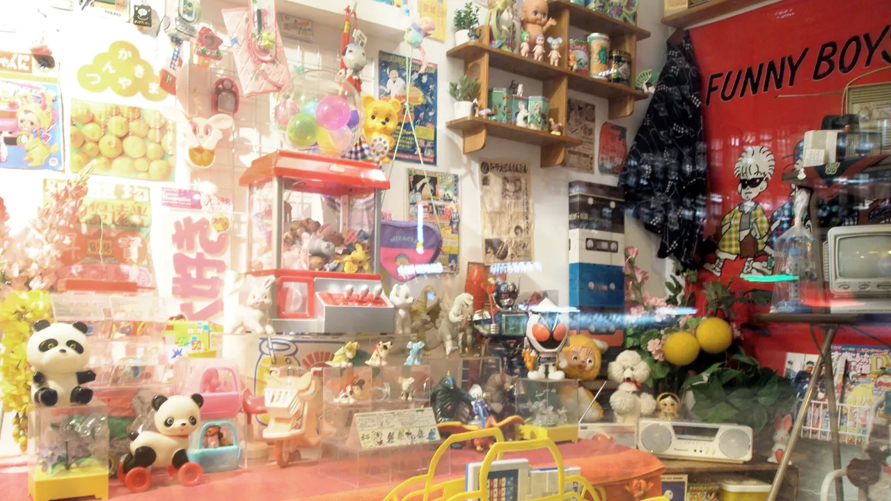 Färgglada leksaker i ett rum