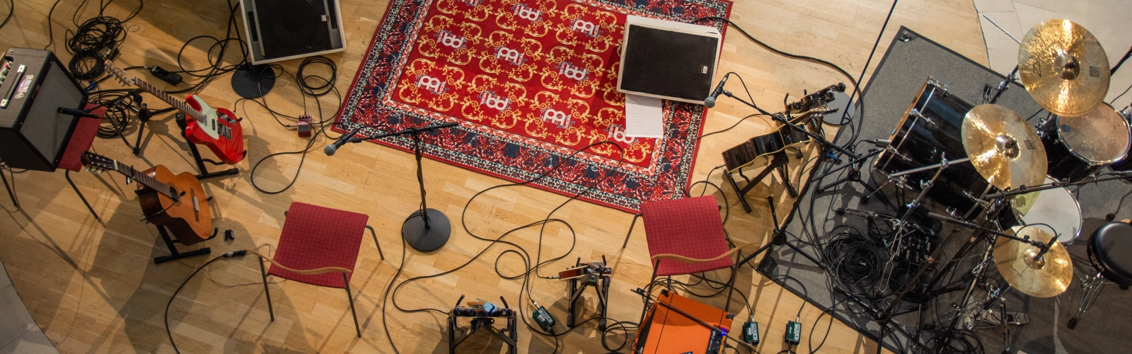 En utsikt från ovan över ljusgården med musikutrustning.