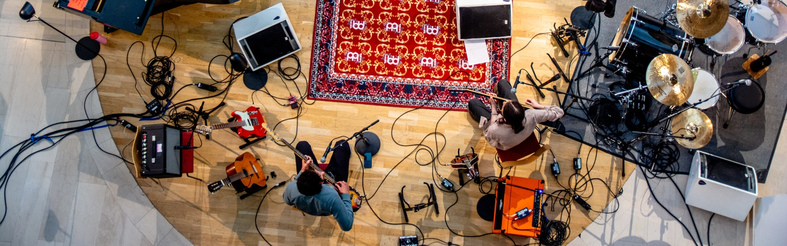 En grupp människor som spelar musik.