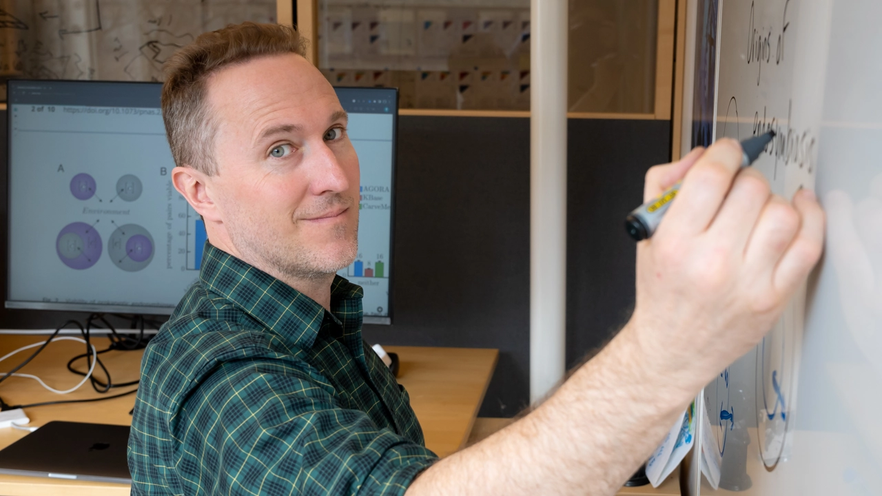 Man som skriver på en whiteboard