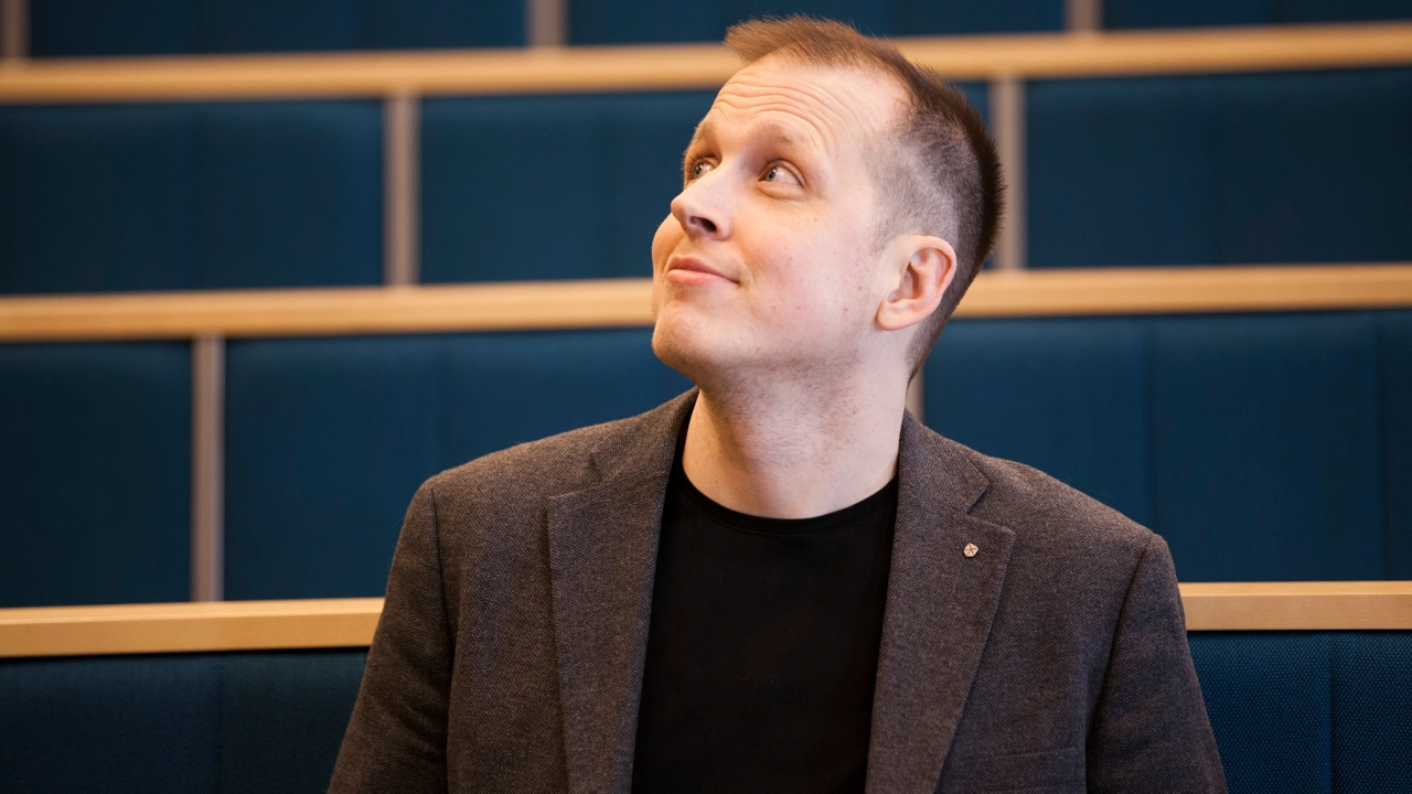 Man tittar uppåt i en föreläsningssal.