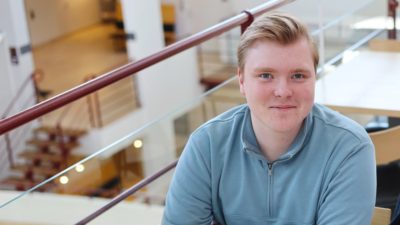 Foto av  Elias Lindholm, student på Socionomprogrammet. 