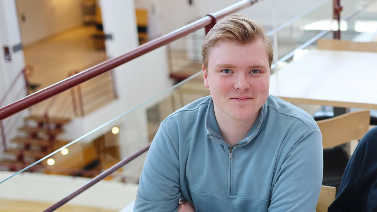 Foto av Elias Lindholm, student på Socionomprogrammet. 