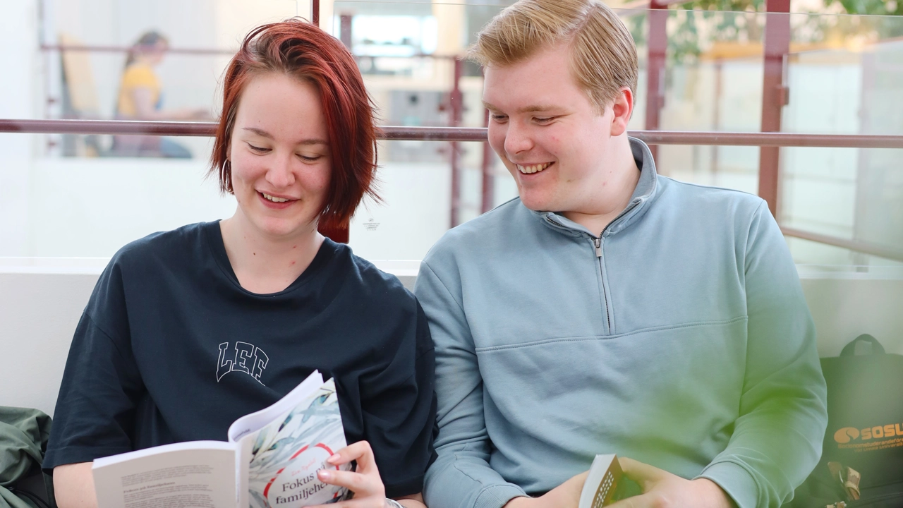Foto av Erika Lindén och Elias Lindholm, studenter på Socionomprogrammet. 