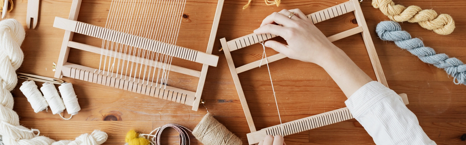 personer väver bildvävar