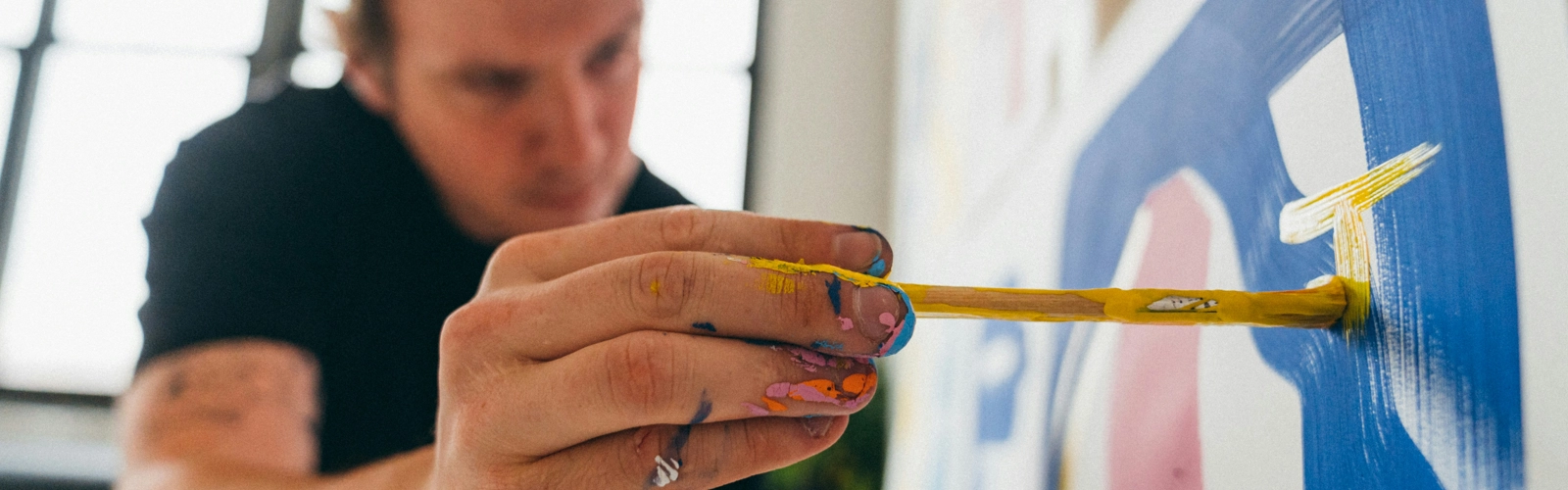 Bildbanksbild på en person som målar.