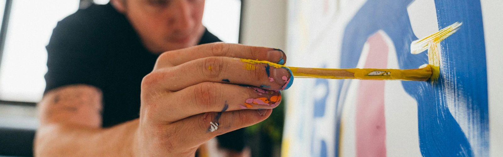 Bildbanksbild på en person som målar.