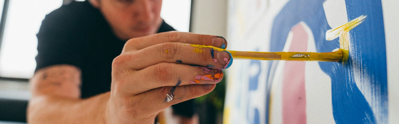 Bildbanksbild på en person som målar.