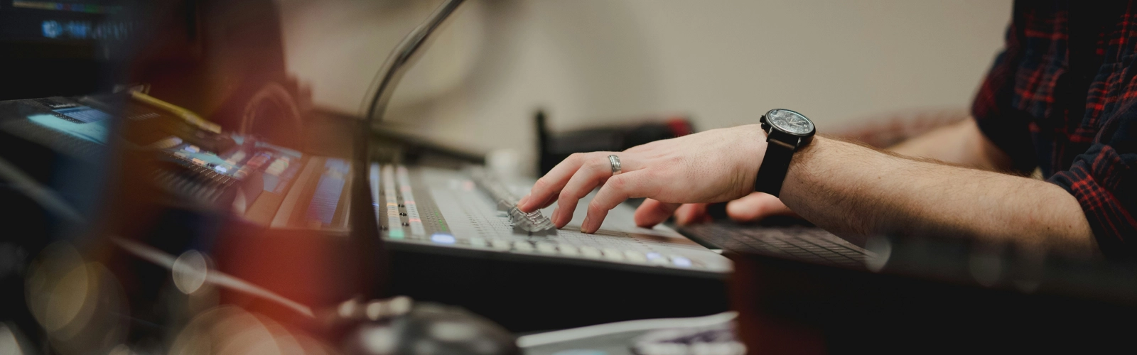 En person som skapar musik.