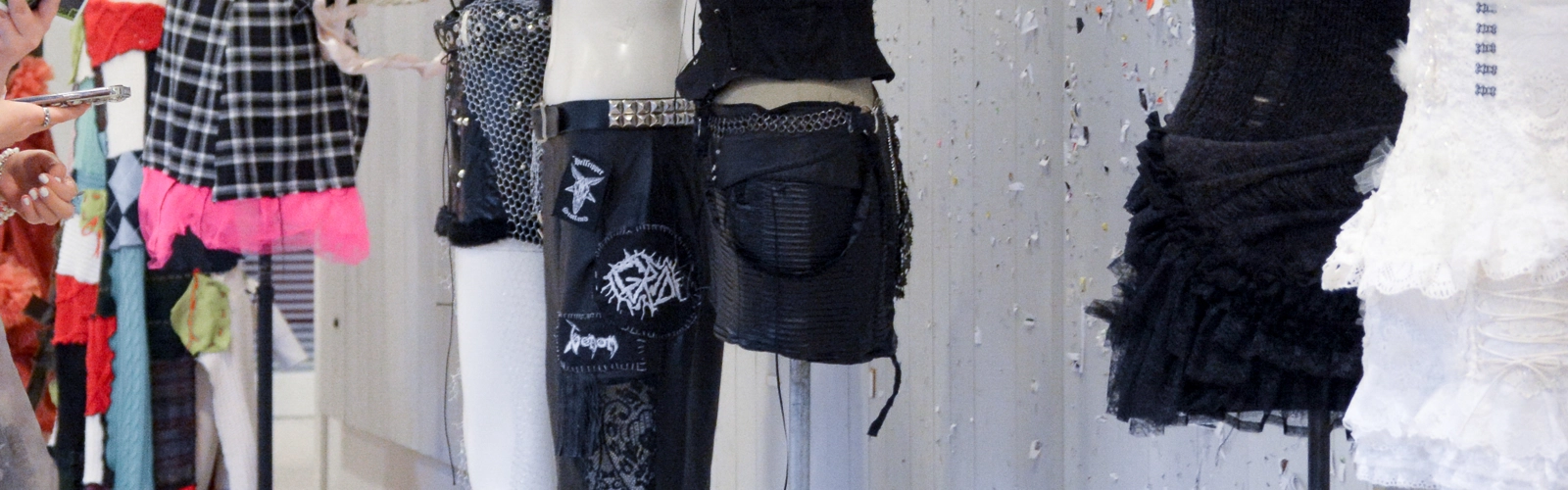 En grupp människor som står framför skyltdockor.