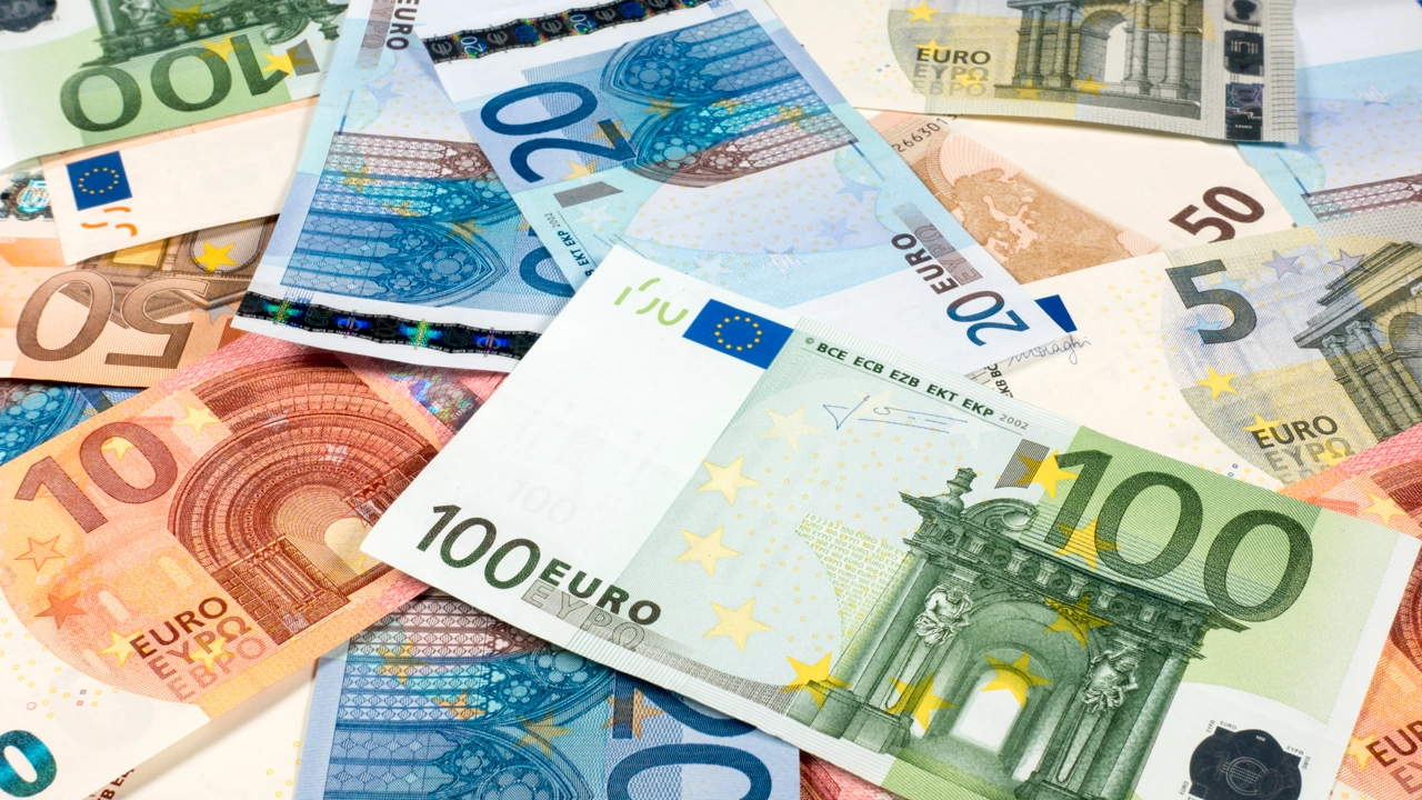 Eurosedlar som ligger utspridda på varandra.