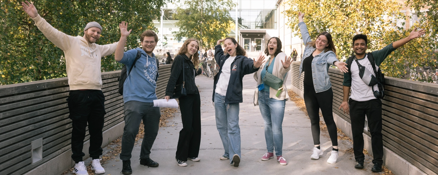 Exchange students pose during Scavenger Hunt day HT24