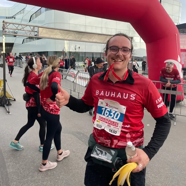 A man in a red shirt running a 5 k / 10 k race in Umeå