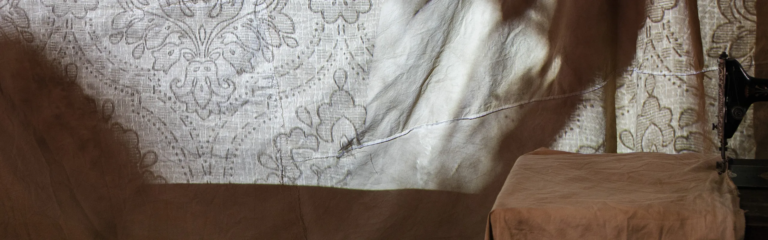 En bilduppsättning som visar porträtt på samtalsdeltagarna. Bredvid en detaljbild på Fanny Åbergs konstverk “Avsändare: Sigrid, 1888–1889 / Fanny 2017–2021