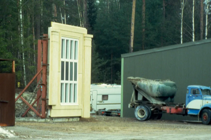 plats med byggnadselement, husvagn, träd, cementbild