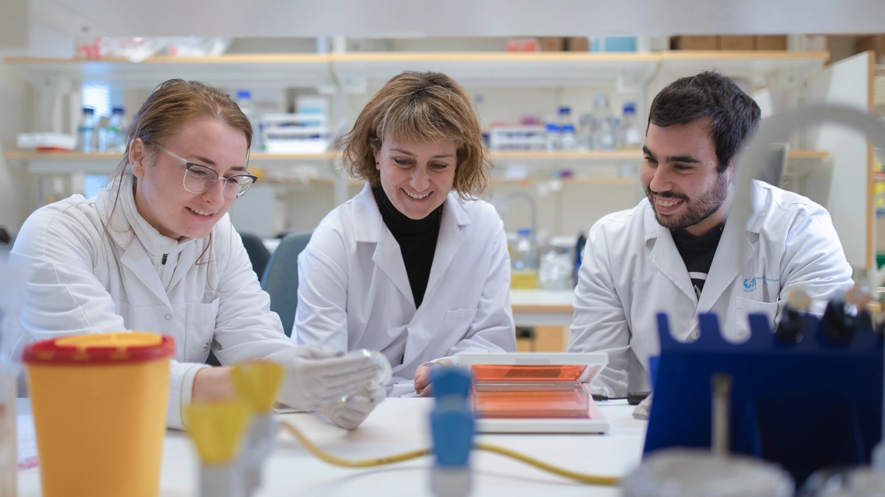 Biträdande universitetslektor Francesca Aguilo vid Institutionen för medicinsk biovetenskap i labbet med kollegor.
