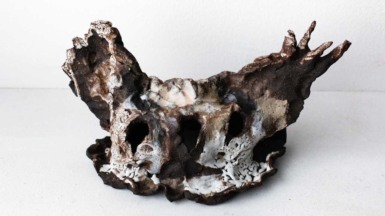 Skulptur i olikfärgad keramik