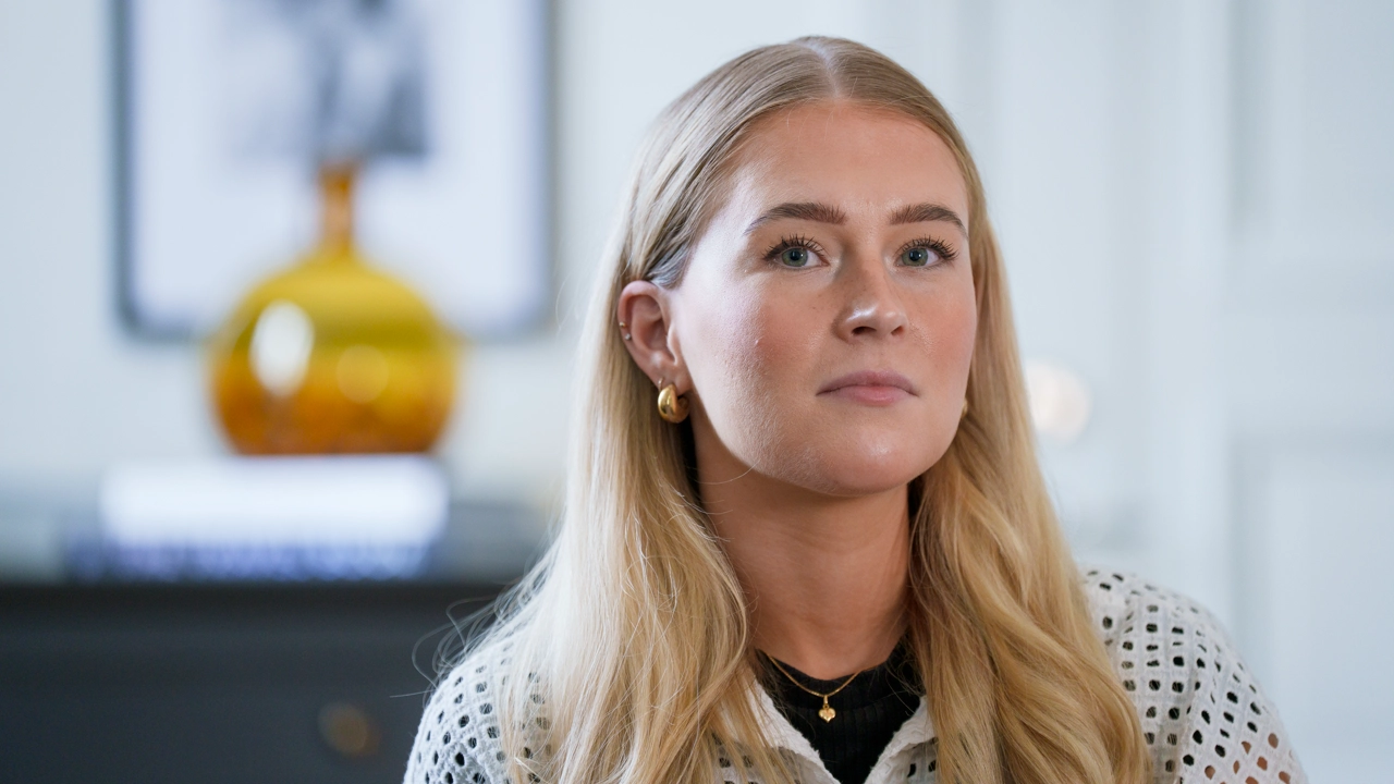 Närbild på kvinna som tittar in i kameran.