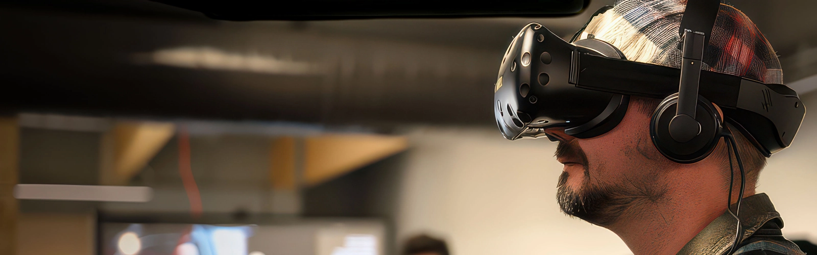 En man som bär ett virtuellt headset medan han står framför en grupp människor.