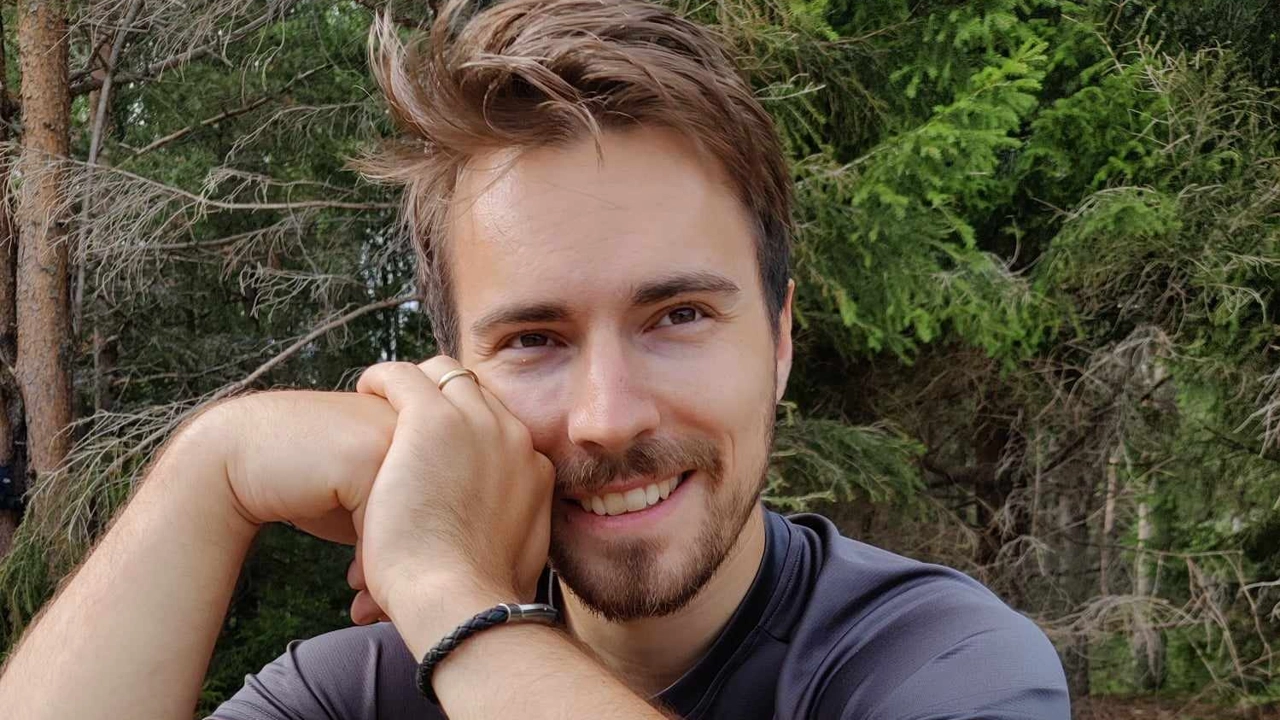 Portrait photo of Henrik Söderlund