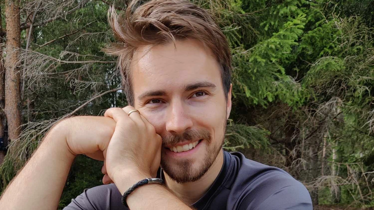 Portrait photo of Henrik Söderlund