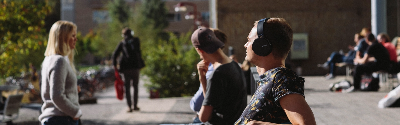 Bild på studenter på campus