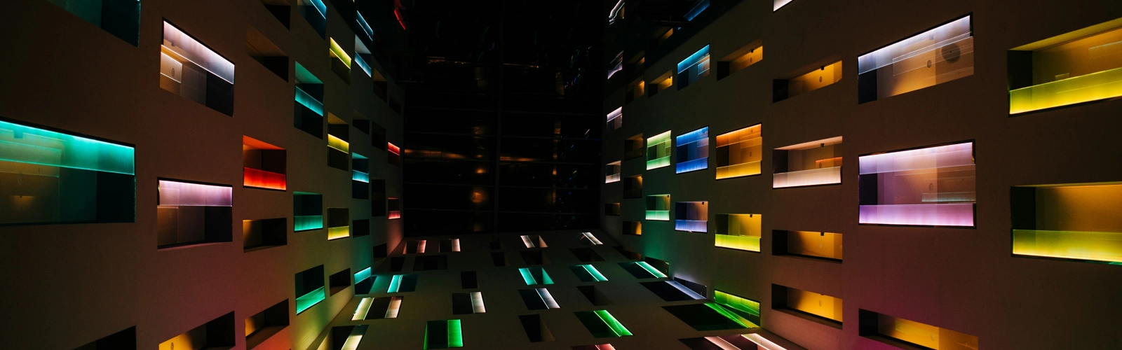 Ett rum fyllt med massor av olikfärgade skärmar.